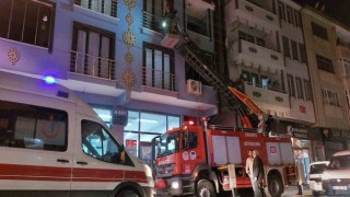 Banyoda kilitli kalan adamı itfaiye kurtardı