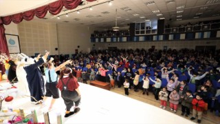 Başiskeleli minikler tiyatro keyfini doyasıya yaşadı