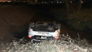 Başka araca çarpmamak için manevra yapan otomobil dereye uçtu