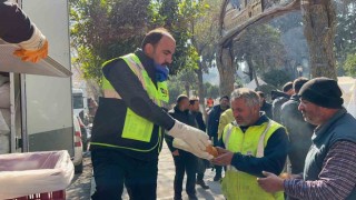 Başkan Altay, mobil mutfak tırı ve ekmek fırınında yemek dağıtımı yaptı