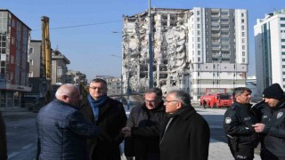 Başkan Büyükkılıç, ağır hasarlı binadaki yıkım çalışmalarını inceledi
