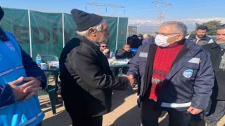 Başkan Büyükkılıç, deprem bölgesinde sıcak yemek ve çorba dağıttı