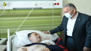 Başkan Büyükkılıç depremzedeleri hastanede ziyaret etti
