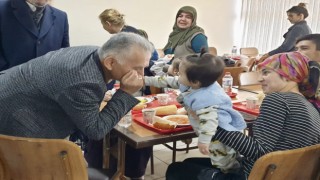 Başkan Büyükkılıç, depremzedeleri ziyaret edip, çocuklarla ilgilendi