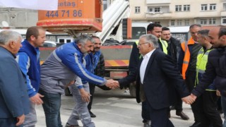 Başkan Büyükkılıç, Vali Çiçek ile birlikte konteyner çarşıda incelemelerde bulundu