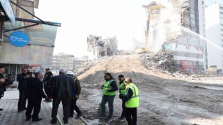 Başkan Büyükkılıç Yurtlarda Kalan Depremzedeleri Ziyaret Etti