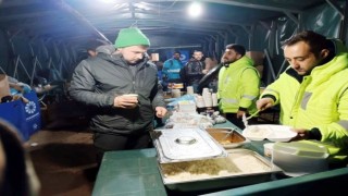Başkan Çolakbayrakdar; “Depremin ilk saatlerinden itibaren gece-gündüz durmadan çalışıyoruz”