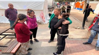 Başkan Erdem, zorlukların aşılması için depremzedelerin yanında