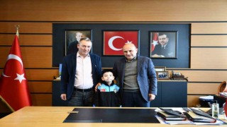 Başkan Oral, polis olmak isteyen çocuğa anlamlı sürpriz