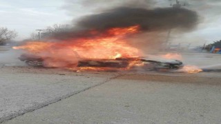 Başkentte seyir halindeki otomobil alev alev yandı