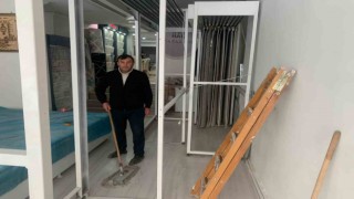Başkentte yıkım yapan iş makinesi, bir iş yerine ve evlere zarar verdi