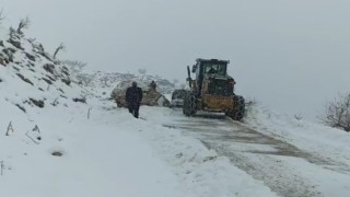 Batmanda köy yoluna düşen dev kaya kaldırıldı