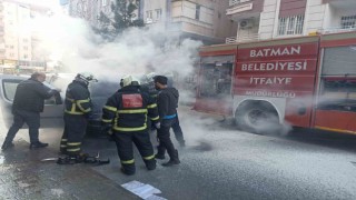 Batmanda seyir halindeki araç alev aldı