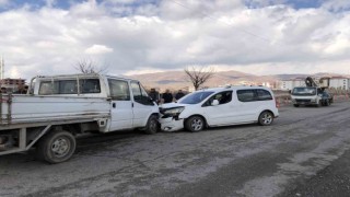 Batmanda trafik kazası, iki araç kafa kafaya çarpıştı