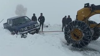 Batmanda yolda mahsur kalan 2 aile İl Özel İdaresi ekiplerince kurtarıldı