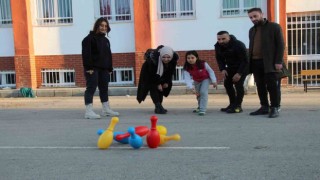 Batmanlı gönüllü öğretmenler Adıyamanda depremzede çocuklara oyuncak dağıttı