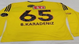 Batuhan Karadenizden depremzedelere Eskişehirspor formalı destek