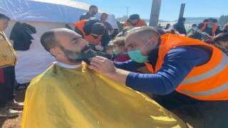 Bay ve bayan kuaförler bu kez depremzedeler için makas tuttu