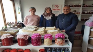 Bayatlı kadınlar depremzedeler için ekmek yapıyor