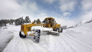 Bayburtta kar ve tipiden kapanan 30 köy yolu ulaşıma açıldı
