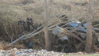 Bayramiçte dere yatağına uçan otomobildeki 2 kişi hayatını kaybetti