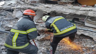 Bebek enkaz altından böyle kurtarıldı