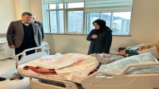 Belediye Başkanı Şenlikoğlu, depremzedeleri hastanede ziyaret etti