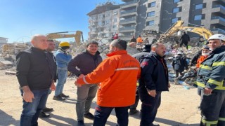 Belediye personeli, bölgede can siper çalışmalarını sürdürüyor