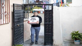 Belediyenin verdiği gıda kolisi hizmeti, depremzedelerin sofralarına aş oluyor