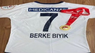 Berke Bıyık, depremzedelere yardım için formasını 18 bin TLye sattı