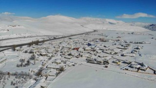 Beyaza bürünen mahalle dron ile görüntülendi