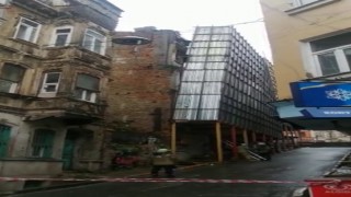 Beyoğlunda kuvvetli rüzgarda sallanan iskele korkuttu