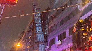 Beyoğlunda şiddetli rüzgar nedeniyle çelik saclarla kaplı olan dış cephe yerinden koptu