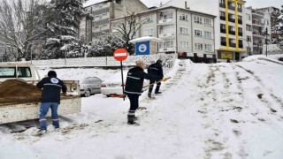 Biga Belediyesi ekipleri küreme ve tuzlama çalışmalarını sürdürüyor