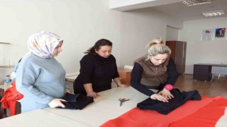 Bilecikli kadınlar depremzede çocuklar için polar dikmeye başladı