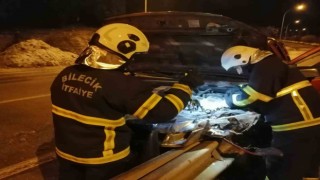 Bilecikte bariyerlere çarpan aracın sürücüsü yaralandı
