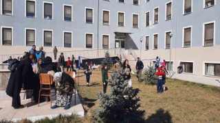 Bilim insanları depremzedelere psikolojik destek veriyor