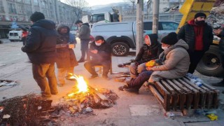 Bina çöktü kendini caddede buldu, kocası ve oğlunun kurtarılmasını bekliyor