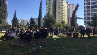 Bina yıkımını topluca mezarlıktan izlediler