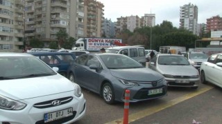 Binaları hasar gören vatandaşlar açık otoparklarda konaklıyor