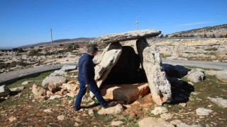 Binaları yerle bir eden deprem dolmen mezarlara hasar vermedi