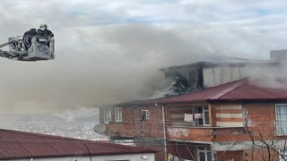 Binanın çatısında çıkan yangın paniğe sebep oldu