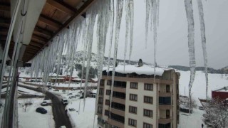 Bingölde 1,5 metrelik buz sarkıkları oluştu