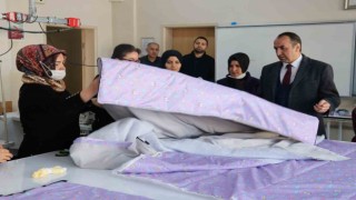 Bingölde depremzedeler için uyku tulumu dikiliyor