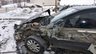 Bingölde tren otomobile çarptı, faciadan dönüldü
