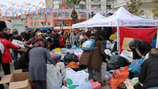 Binlerce kişi depremzedeler için meydana akın etti