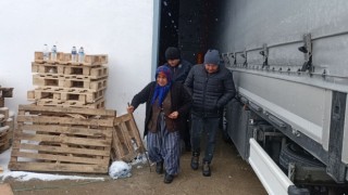 Bir elinde baston, bir elinde ördüğü patiklerle yardıma koştu