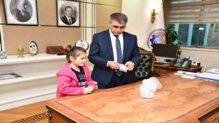 Biriktirdiği paraları ve oyuncaklarını deprem bölgesine gönderdi