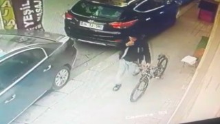 Bisikleti kimseye aldırış etmeden çaldı