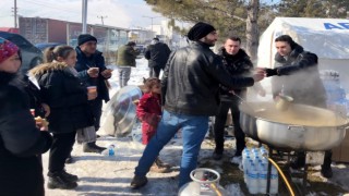 Bitlis polisinden depremzedelere şefkat eli